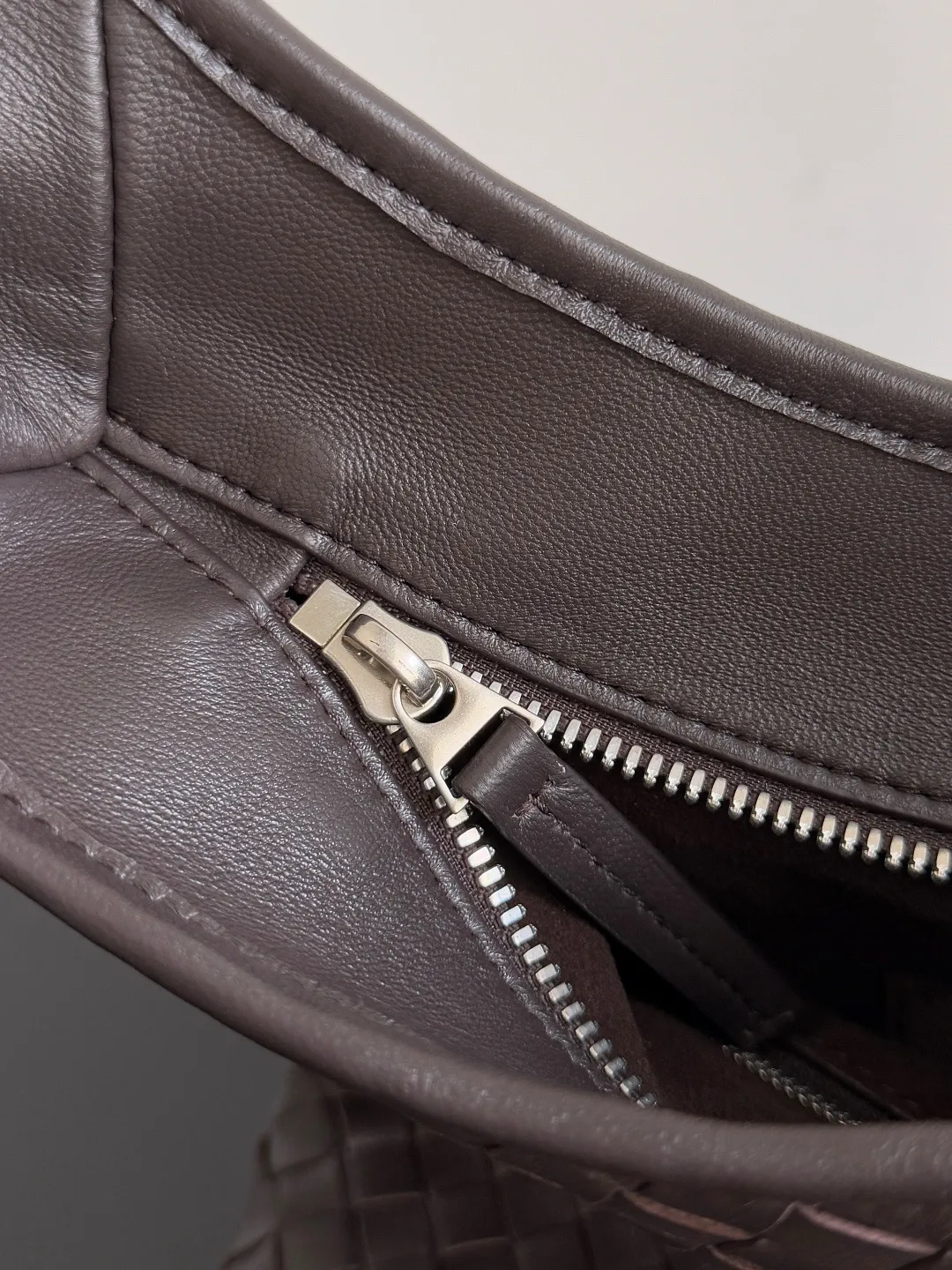 Batch 2480 BOTTEGA VENETA 2025 new men's medium Veneto crossbody bag is made of lambskin, elegantly extends to the strap, fits perfectly on the upper body, and the light and neat shape is suitable for all your choices for business, travel or daily life. Top zipper, interior two compartments, extra-large capacity. The classic Veneta shape has been redesigned and turned into a bag that can be worn cross-body, simple yet stylish. Although it is designed as a men’s bag, it is also very suitable for girls to carry! The back is so handsome🕶! More aura ~ The shoulder straps are reasonably designed, making it comfortable and stylish to carry cross-body. The bag has a practical capacity and can easily fit your daily needs~ Whether it is paired with casual wear for going out on the street or with formal wear for commuting, put it on and your fashion sense will rise in a straight line📈! Style number: 826877 Size: 38*24*2cm